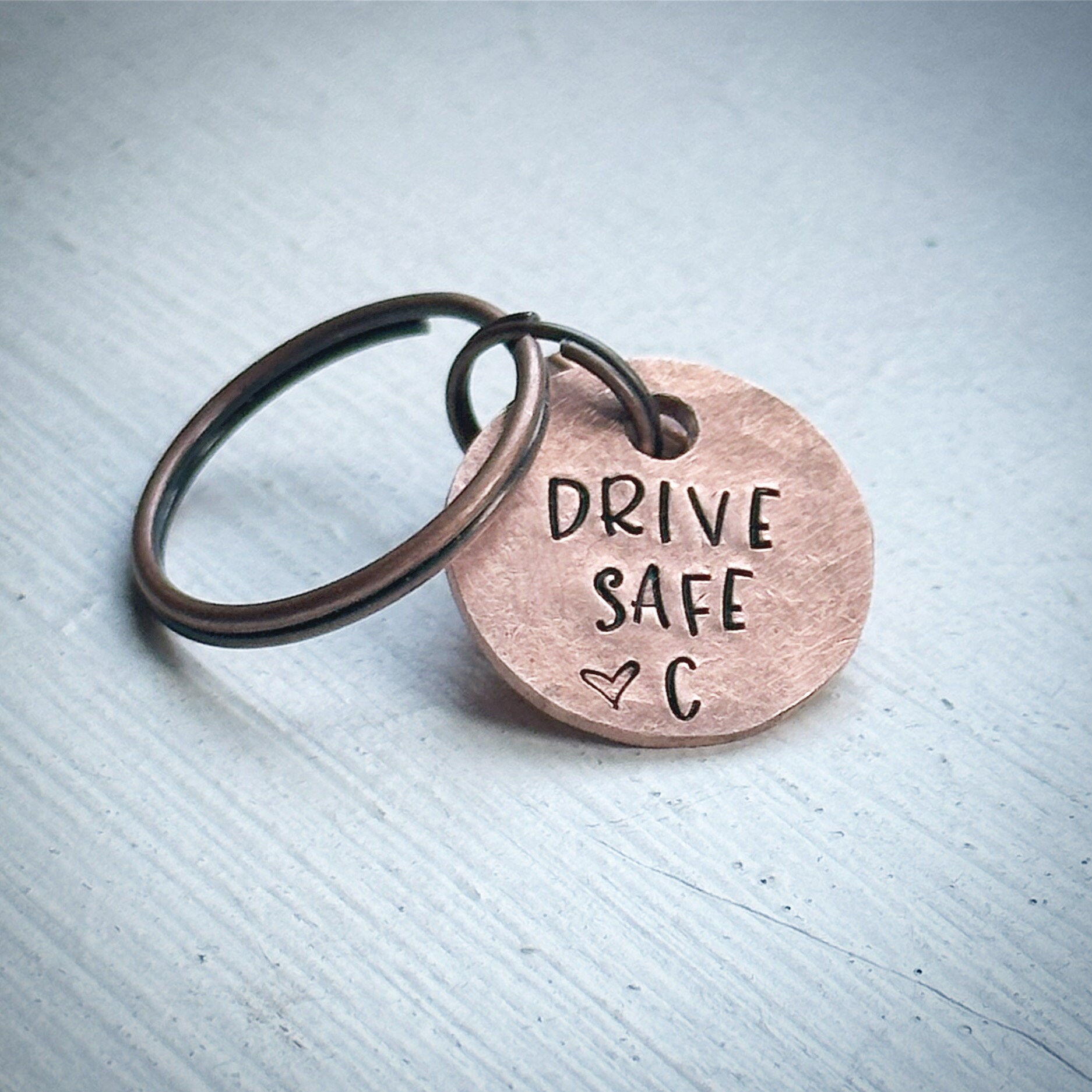 Personalisierter Xs Drive Safe Hand Gestempelter Autoschlüssel Schlüsselanhänger. Kupfer Schlüsselring. Frau Freundin Freund Mann Kinder Personalisierter Xs Drive Safe Hand Gestempelter Autoschlüssel Schlüsselanhänger. Kupfer Schlüsselring. Frau Freundin Freund Mann Kinder von stampedbycheryl