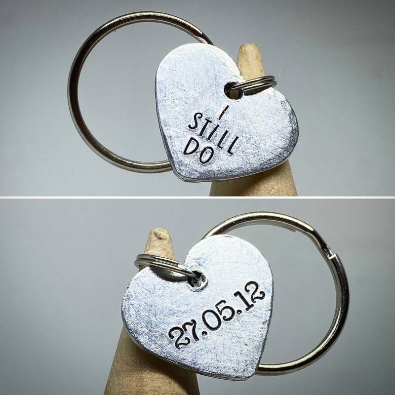 Personalisiertes I Still Do Doppelseitiges Handgestempeltes Traditionelles 10. Hochzeitstagsgeschenk. Schlüsselanhänger Schlüsselring von stampedbycheryl
