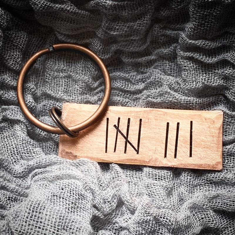 Personalisiertes Reclaimed Bronze Tally Mark Handgestempelt 8. 19. Traditionelle Hochzeit Jahrestag Geschenk Schlüsselanhänger von stampedbycheryl