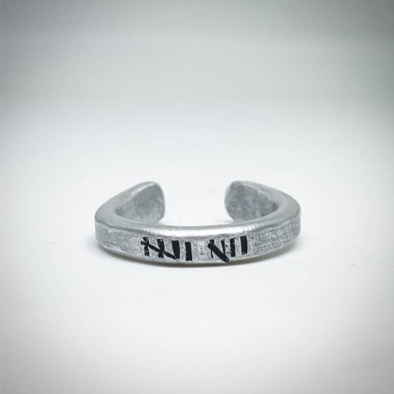 Traditioneller Ehering Mit Zehner-Jahres-Zählstrich. Aluminium Zinn Ring Zum 10-Jährigen Jubiläum Gestempelt. Upcycled Rustikaler Schmuck Wählen von stampedbycheryl