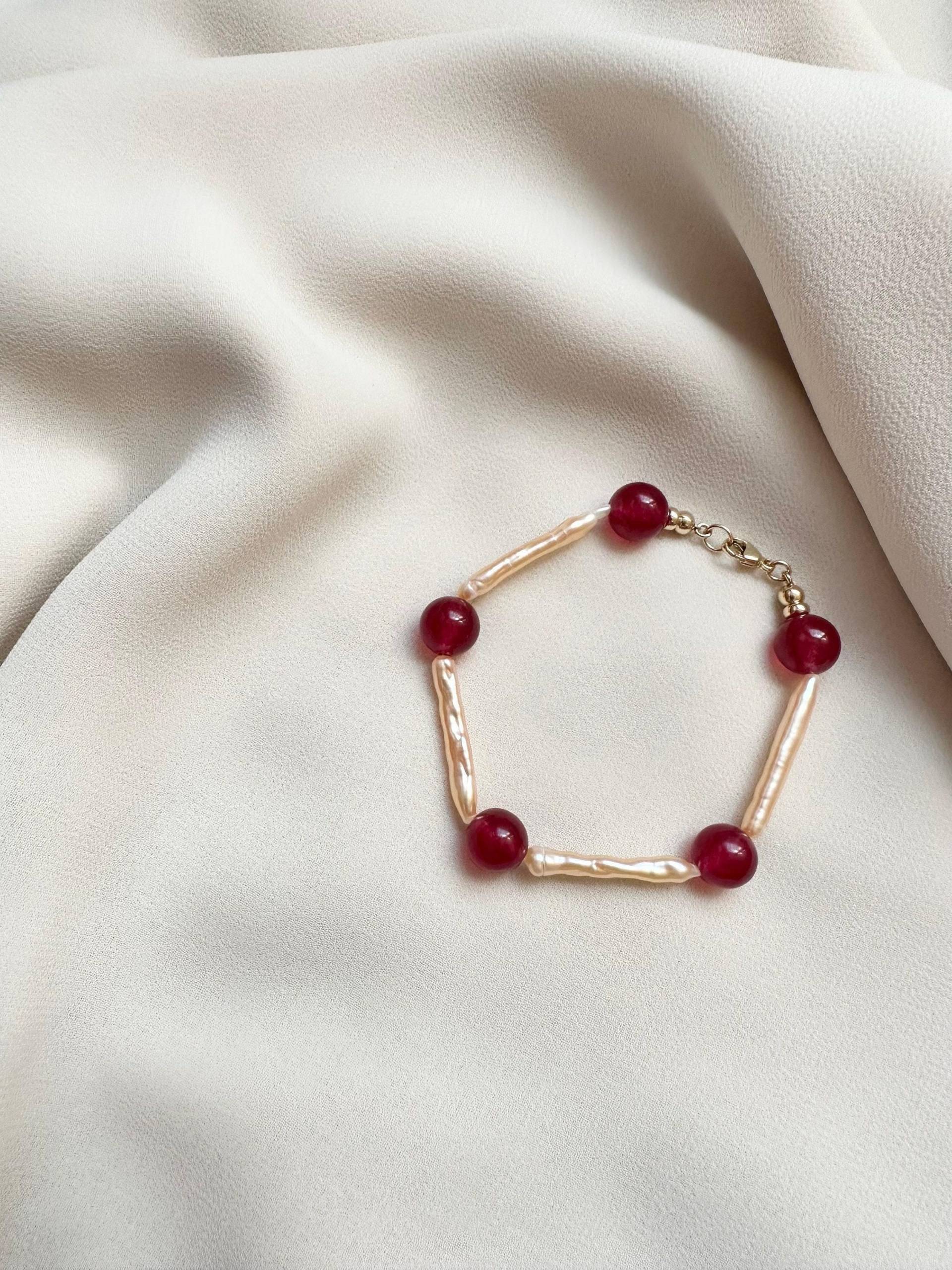 Cherri Perlenperlen Armband | Perle Edelsteinschmuck Süßwasser Perlenschmuck Rot Rosa Statement von standingoaccessories