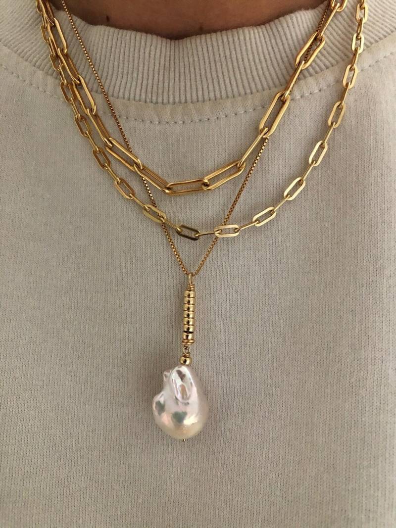 Lova Barock Perlenkette | Gold Große Perlen-Anhänger-Halskette Box Kette Halskette 14Kt Filled Kettenschmuck Feiner Schmuck Lova Barock Perlenkette | Gold Große Perlen-Anhänger-Halskette Box Kette Halskette 14Kt Filled Kettenschmuck Feiner Schmuck von standingoaccessories
