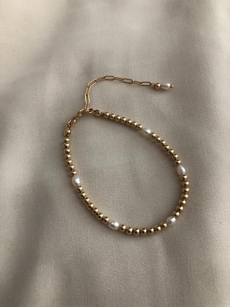 Valli Gold Perlen Armband | Zierliches Kugel Dünnes Perlenarmband Feiner Schmuck Moderner Perlenschmuck von standingoaccessories