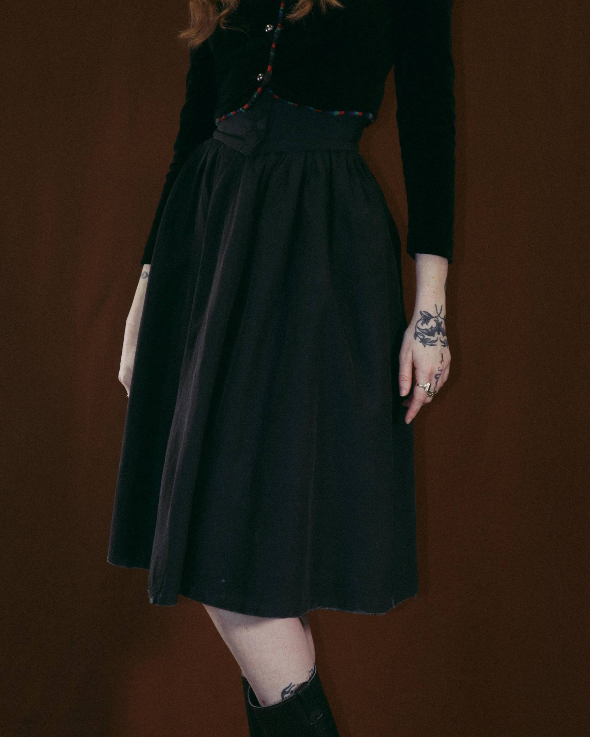 Echte Vintage 1950Er Jahre Rock Mit Hoher Taille, Schwarzer Reiterrock Knopfleiste Echte Vintage 1950Er Jahre Rock Mit Hoher Taille, Schwarzer Reiterrock Knopfleiste von standingovationvtg