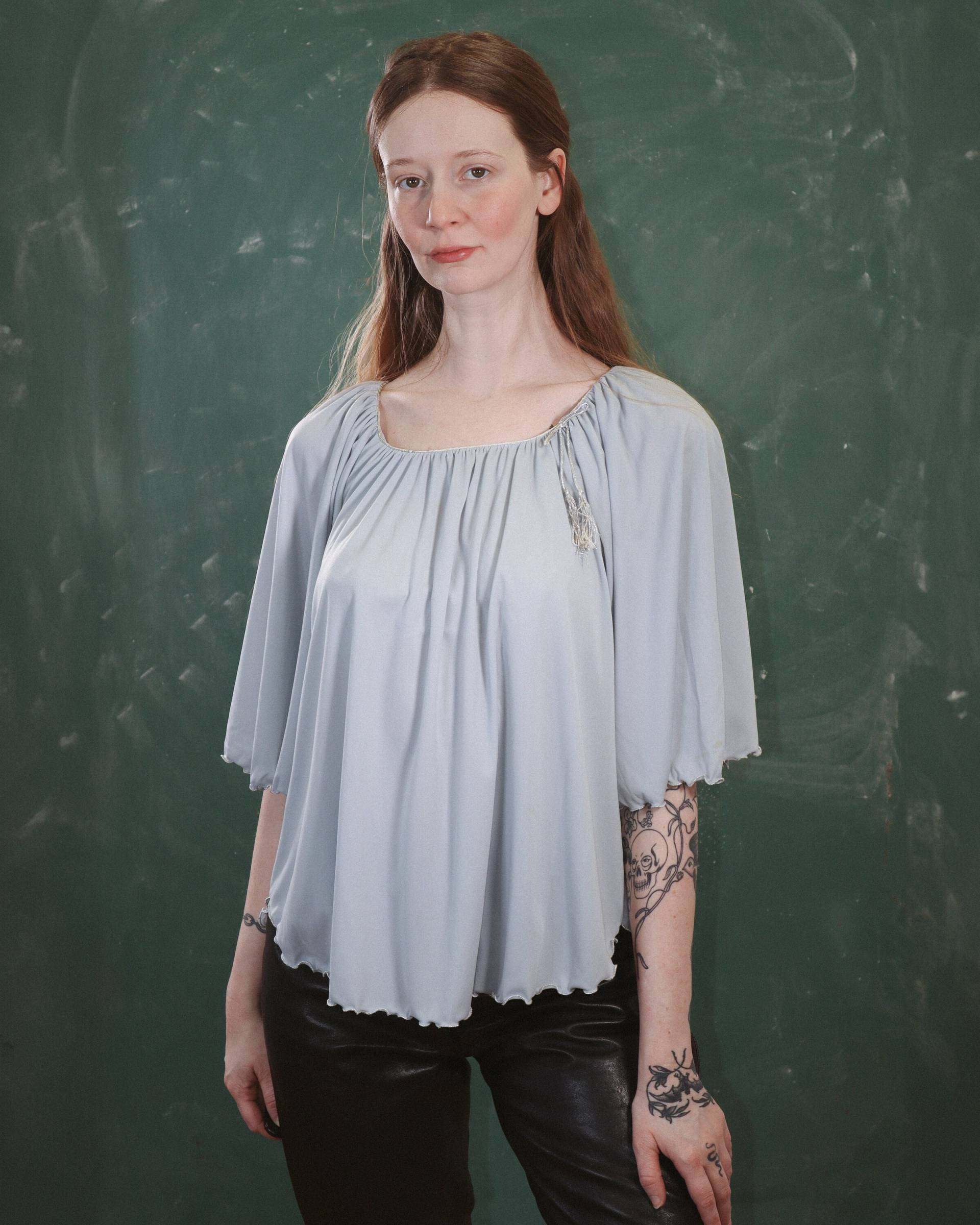 Vintage 1970S Hellblaues, Griechisch Inspiriertes, Flieendes Disco Top Mit Silberfarbener Borte Vintage 1970S Hellblaues, Griechisch Inspiriertes, Flieendes Disco Top Mit Silberfarbener Borte von standingovationvtg