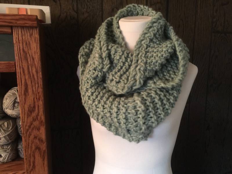 Handgestrickter Schal Aus Wolle Mit Ösen-Zopf-Detail von starlightknit