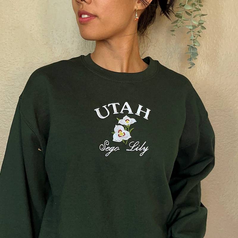 Utah Sego Lily Flower Gesticktes Unisex-Sweatshirt, Vintage-Inspirierter Rundhalsausschnitt von starlitattic