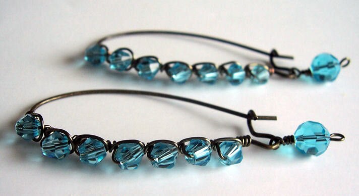 Blauer Kristall Und Messing Nierendraht Gewickelt Ohrringe von starrydreams