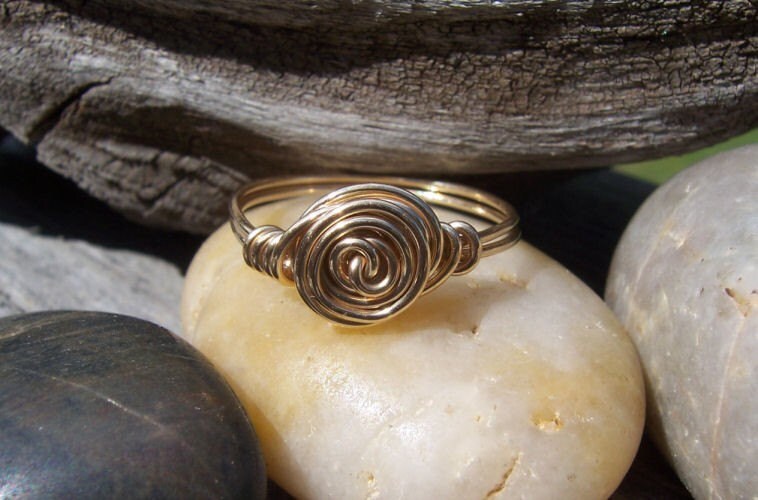 Liebe Knoten Gold Draht Gewickelt Ring von starrydreams