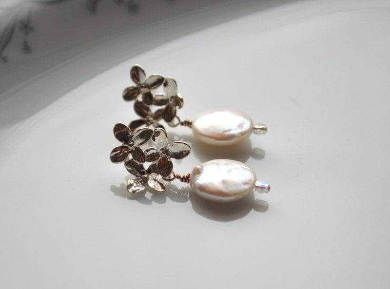 Perle Und Blume Ohrringe, Perlenohrringe, Perlenschmuck, Ohrstecker von starrydreams