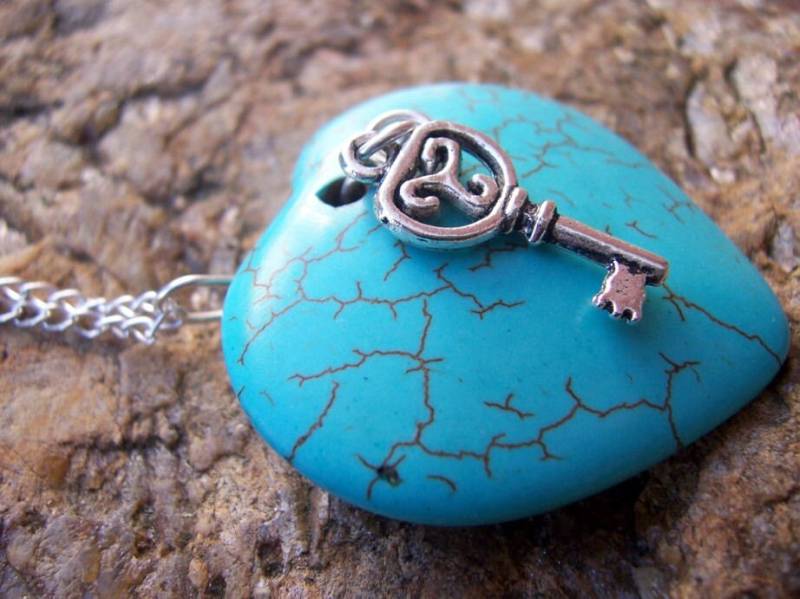 Türkis Howlith Herz Und Schlüssel-Anhänger von starrydreams