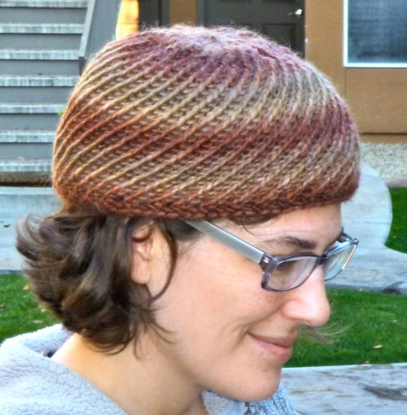 Maroon Und Taupe Spirale Spitze Mütze Für Frauen Maroon Und Taupe Spirale Spitze Mütze Für Frauen von starsHaberdashery