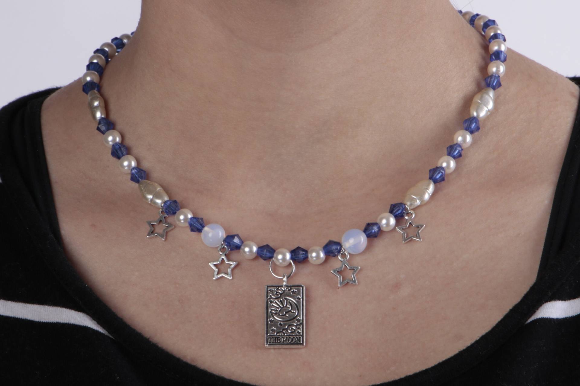 Blaue Halskette Mit Opalith Perlen Und Anhänger Blaue Halskette Mit Opalith Perlen Und Anhänger von starsandsugarshop