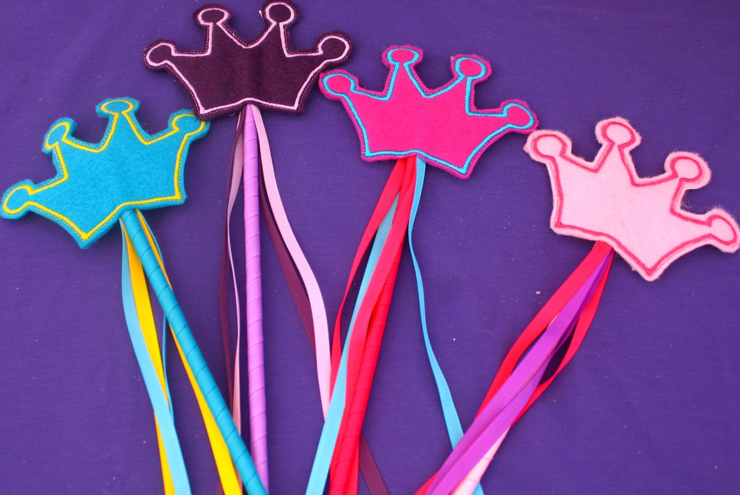 Bestickter Filz Krone Wand Party Pack 10Er-Set - Ideal Für Favors, Dress Up Und Kostüme Wählen Sie Ihre Farben Bestickter Filz Krone Wand Party Pack 10Er-Set - Ideal Für Favors, Dress Up Und Kostüme Wählen Sie Ihre Farben von starvisions