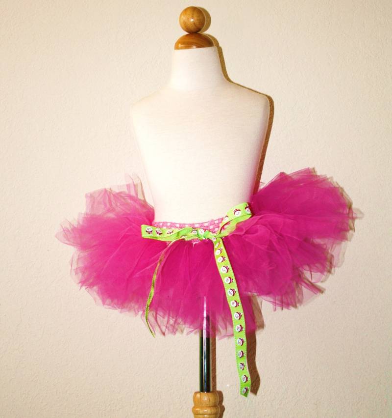 Das Girlie-Tutu - Hell Rosa Tutu Mit Limette Grün Bow Schließt Zusammenpassende Haarspange Oder Stirnband Das Girlie-Tutu - Hell Rosa Tutu Mit Limette Grün Bow Schließt Zusammenpassende Haarspange Oder Stirnband von starvisions