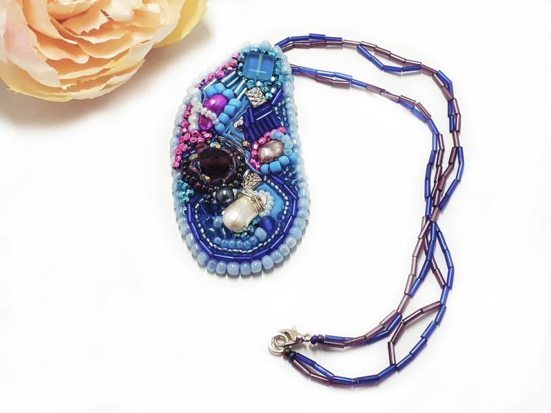 Großer Bestickter Perlenanhänger, 90 X 45 Mm, Mit Kette von steamandpunk