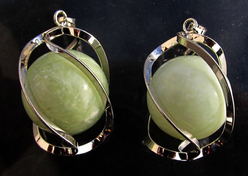 Kugel Aus Grüner Jade, Anhänger Dna Spirale, Versilbert Kugel Aus Grüner Jade, Anhänger Dna Spirale, Versilbert von steindepot