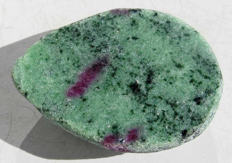 Rubin in Zoisit, Anhänger, Oberseite Poliert, 53 G von steindepot