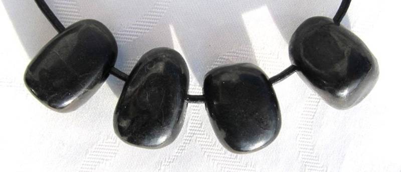 Schungit Anhänger, Trommelstein Gebohrt, 10-12 G Schungit Anhänger, Trommelstein Gebohrt, 10-12 G von steindepot