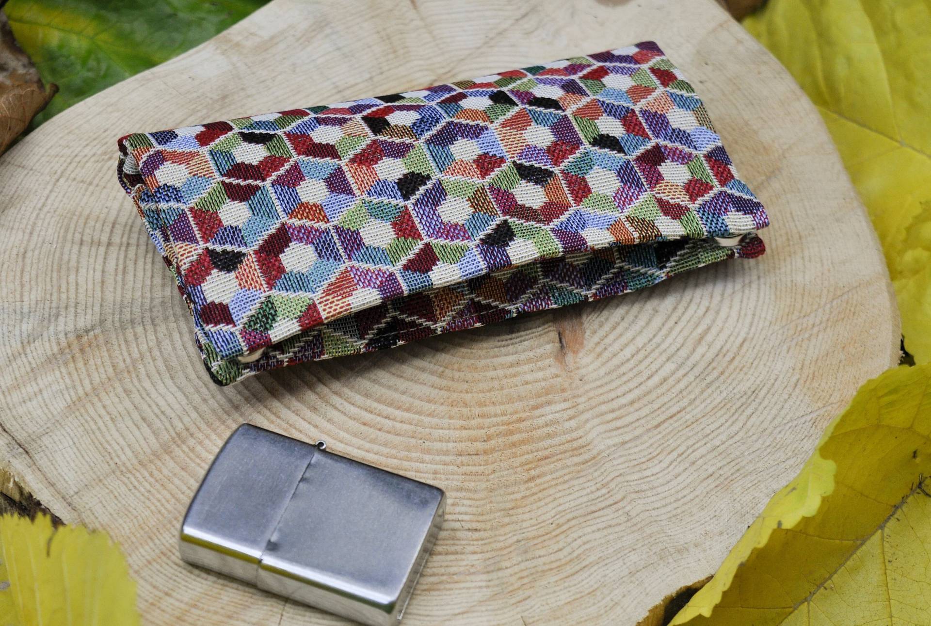 Drehtabaktasche, Gobelinstoff Mit Bunten Nesselsucht, Minzgarn Und Reissverschluss, Möbelstoff, Tabakhalter, Rauchzubehör Drehtabaktasche, Gobelinstoff Mit Bunten Nesselsucht, Minzgarn Und Reissverschluss, Möbelstoff, Tabakhalter, Rauchzubehör von stellanta
