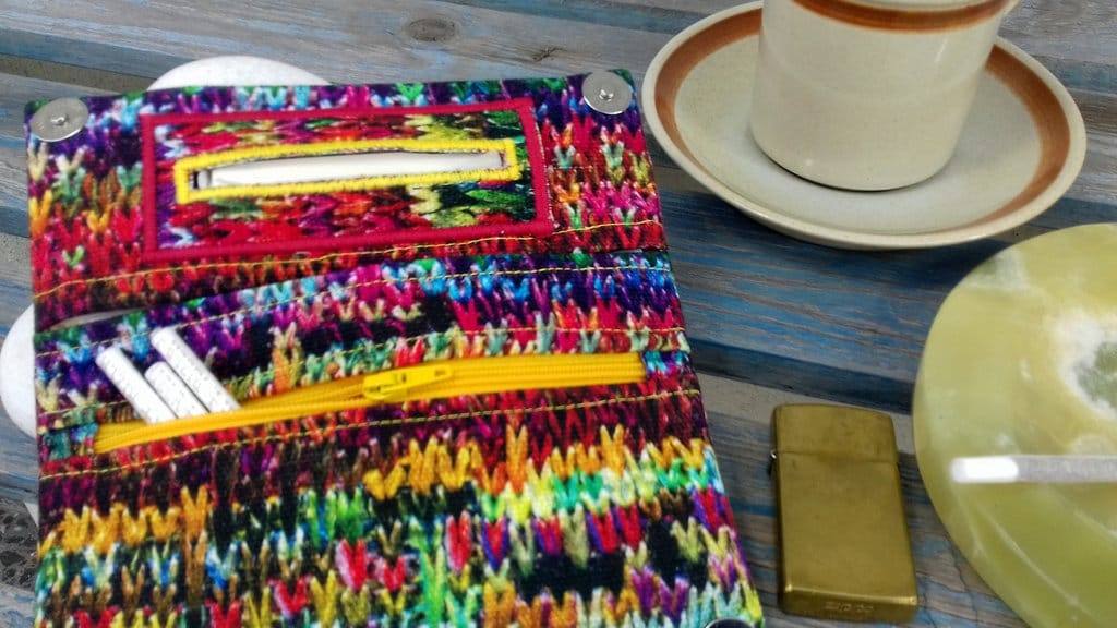 Tabakbeutel, Polsterstoff, Bunt Bedrucktes Strickmuster, Roter Und Gelber Faden, Reißverschlusstasche, Tabakhalter, Handgefertigt Tabakbeutel, Polsterstoff, Bunt Bedrucktes Strickmuster, Roter Und Gelber Faden, Reißverschlusstasche, Tabakhalter, Handgefertigt von stellanta