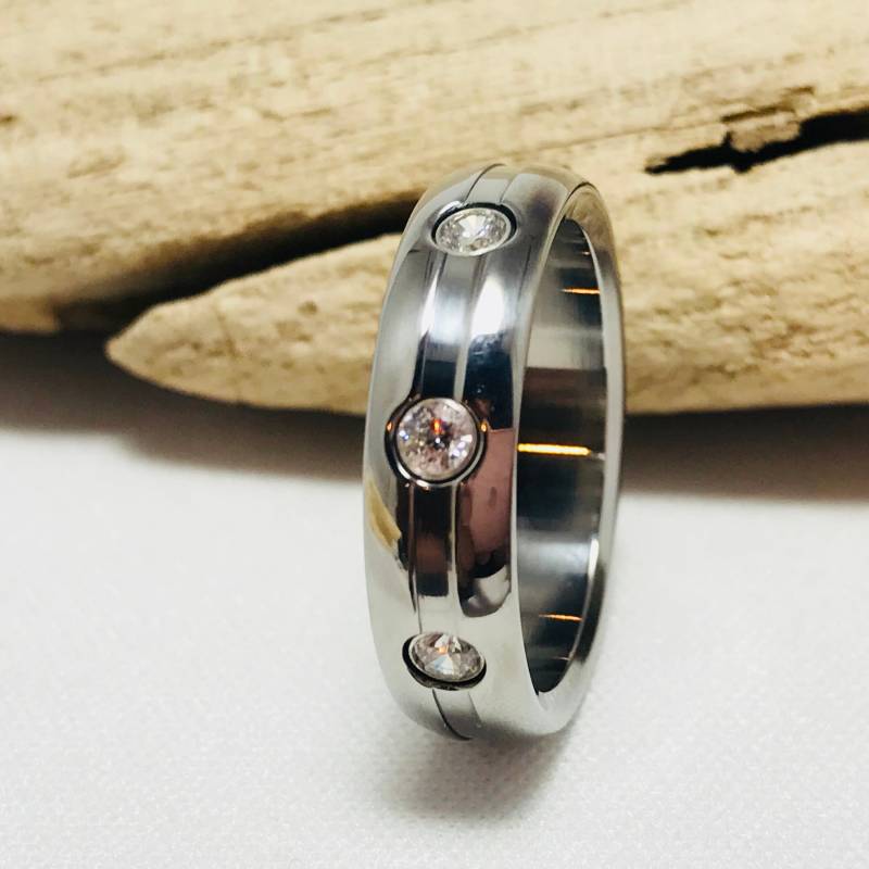 Drei Stein - Hochzeit Band Herrenring Womens Ring Mit Liebe Handgemacht -Titan Ehering von stellwagendesigns