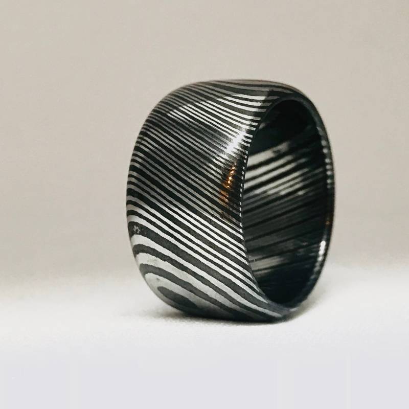 Ehering/Damaskus Ring Herrenring Damen Edelstahl Handarbeit Dunkle Patina von stellwagendesigns