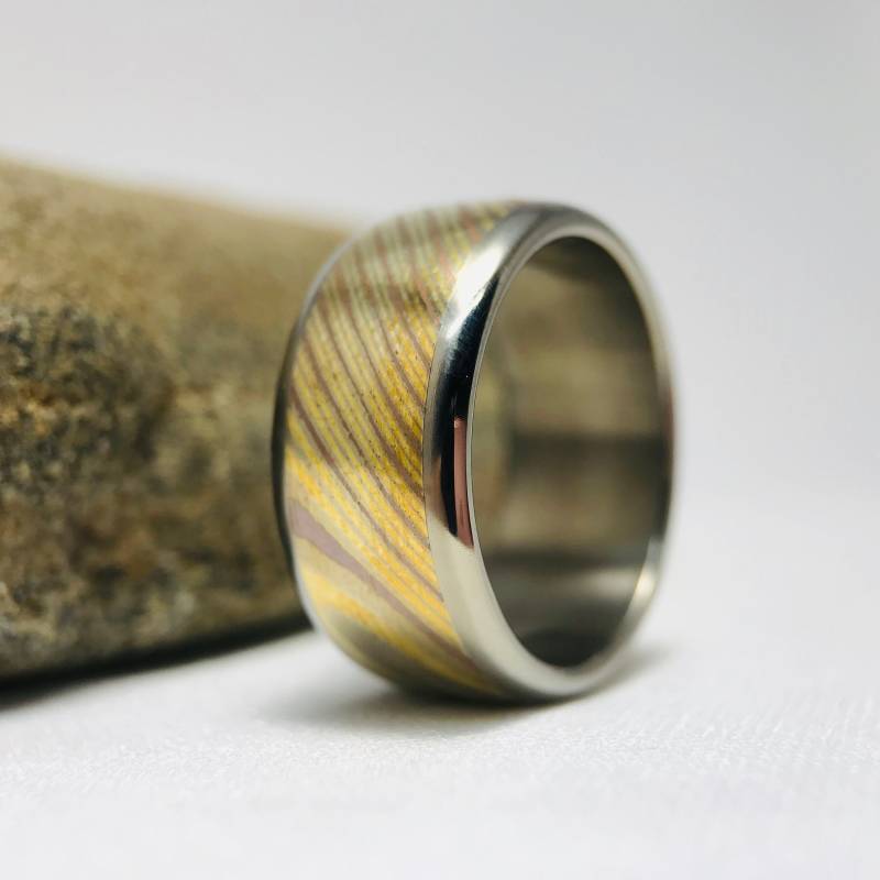 Mokume Gane Ring - Titan-Rahmen Halb Satin-Finish Halbe Kuppel Umweltfreundlich Handgefertigt von stellwagendesigns