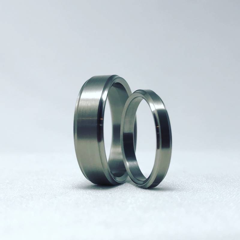 Passende Eheringe - Satin Finish Titan Ring Set Hochzeit Band Handgemachte Groovy Preis Ist Für Beide Ringe von stellwagendesigns