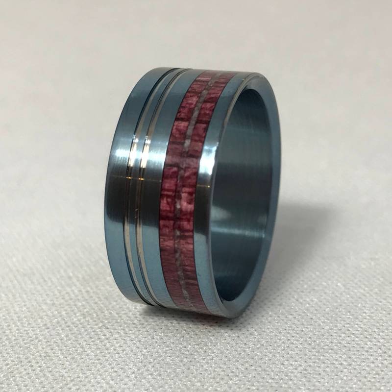 Titan-Eheringe - Amaranth Holz Inlay Zerkleinert Oyster Shell Eloxiertem Nil Blau Leicht Poliert Umweltfreundlich Herrenring von stellwagendesigns