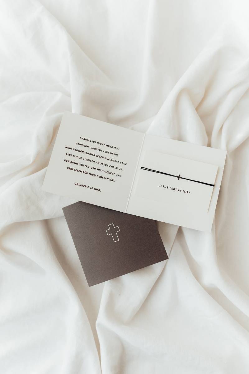 Armband Schwarzes Kreuz Mit Karte "Jesus Lebt in Mir" Armband Schwarzes Kreuz Mit Karte "Jesus Lebt in Mir" von stenniestudio