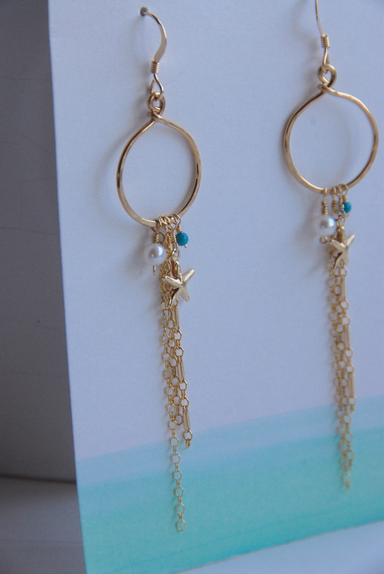 14 Kt Gold Filled Beachy Hoop Baumeln Ohrringe Mit Sparkle Kette, Strand Inspirierte 14 Kt Gold Filled Beachy Hoop Baumeln Ohrringe Mit Sparkle Kette, Strand Inspirierte von stephaniehuang