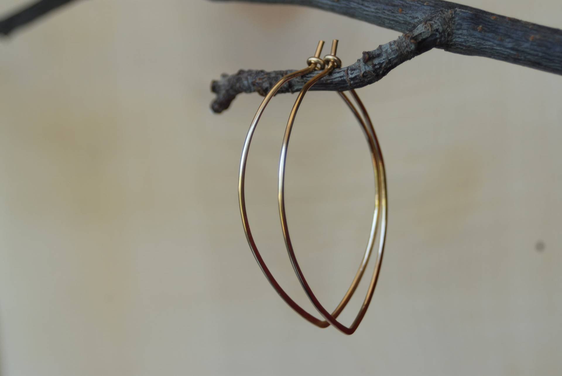 14 Kt Gold Gefüllt, Gehämmert, Einzigartiger Langer Blattförmiger Ohrring, Alltäglicher, Leichter Geschenk Für Sie von stephaniehuang