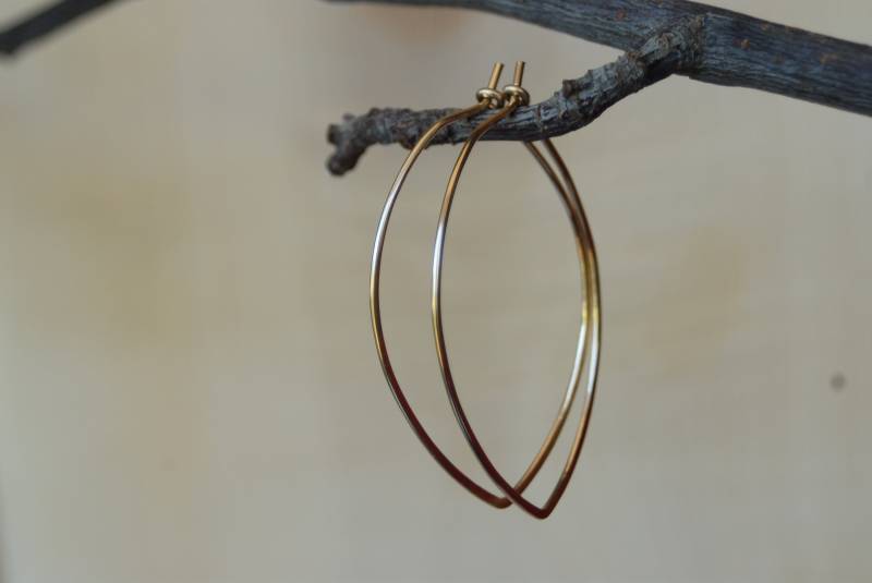 14 Kt Gold Gefüllt, Gehämmert, Einzigartiger Langer Blattförmiger Ohrring, Alltäglicher, Leichter Geschenk Für Sie von stephaniehuang