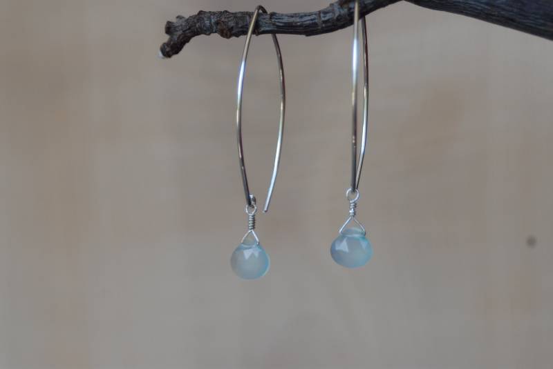 sterling Silber Durch-Ohrring Mit Kleiner Aqua Chalcedon Träne von stephaniehuang