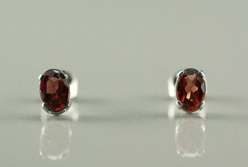 Granat-Ohrring, Granat-Ohrstecker, Sterlingsilber Und Ovaler 6 X 4 Mm Granat Granat-Ohrring, Granat-Ohrstecker, Sterlingsilber Und Ovaler 6 X 4 Mm Granat von stephanielemelin