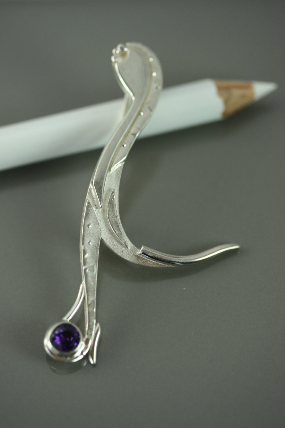 Moderne Akrobatenbrosche - Originalbrosche Damenschmuck Silberbrosche Brosche Mit Stein Zeitgenössisch Handgefertigt Handwerkliches Juwel Moderne Akrobatenbrosche - Originalbrosche Damenschmuck Silberbrosche Brosche Mit Stein Zeitgenössisch Handgefertigt Handwerkliches Juwel von stephanielemelin