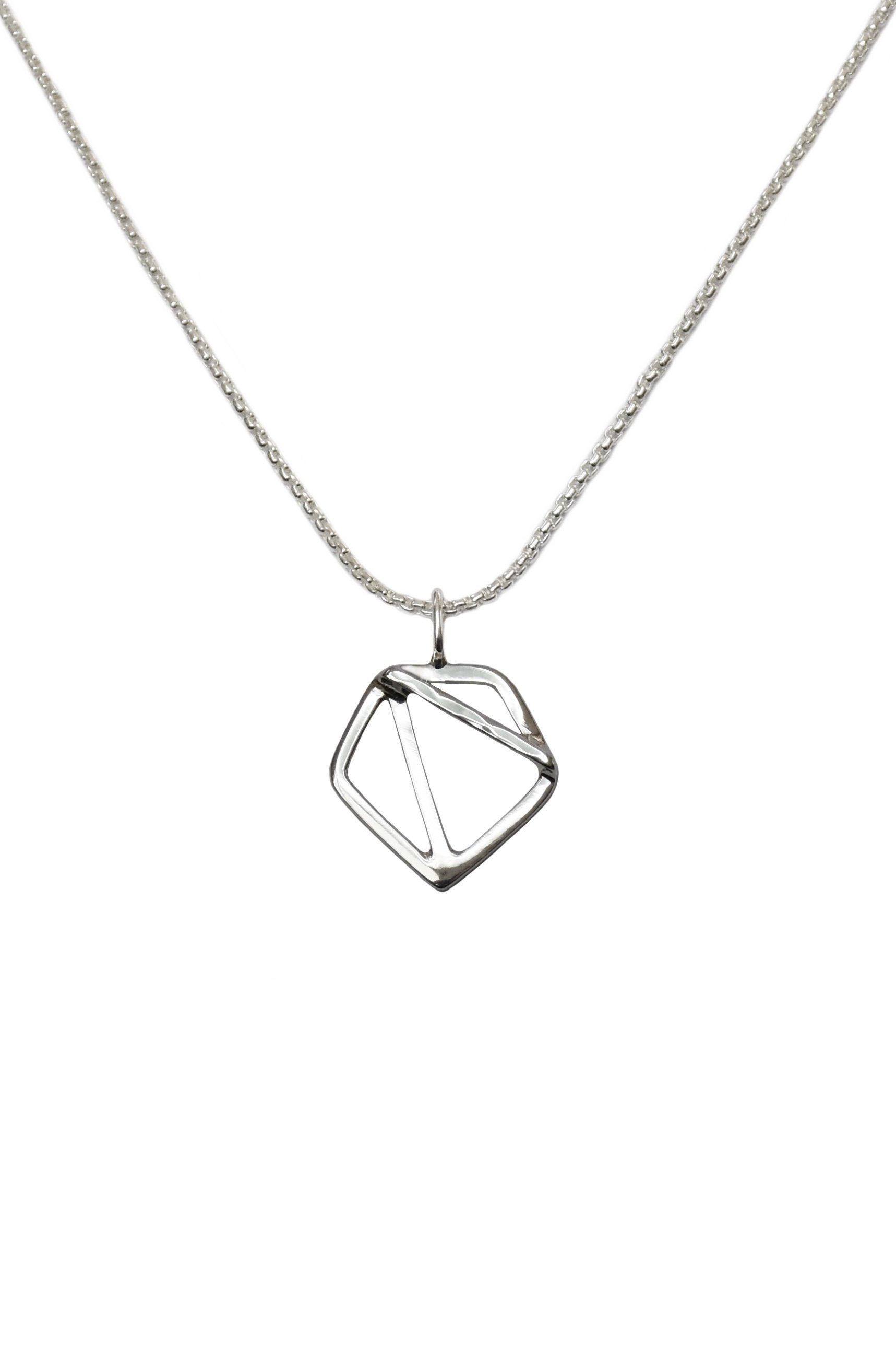 Gehämmerte Sterling Silber Pentagon Anhänger Halskette Gehämmerte Sterling Silber Pentagon Anhänger Halskette von stephanierobinson