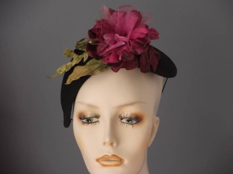 Vintage Inspirierter Schwarzer Filz Halbhut Handgemachte Pfingstrose Percher von stephaniesmillinery