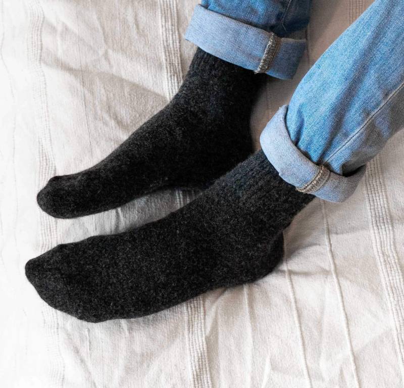 Wollsocken Aus Der Mongolei - Schiefergrau. 100% Nachhaltig Und Eco-Friendly Naturwolle Die Wärmsten Socken Für Winter von steppenstrolch