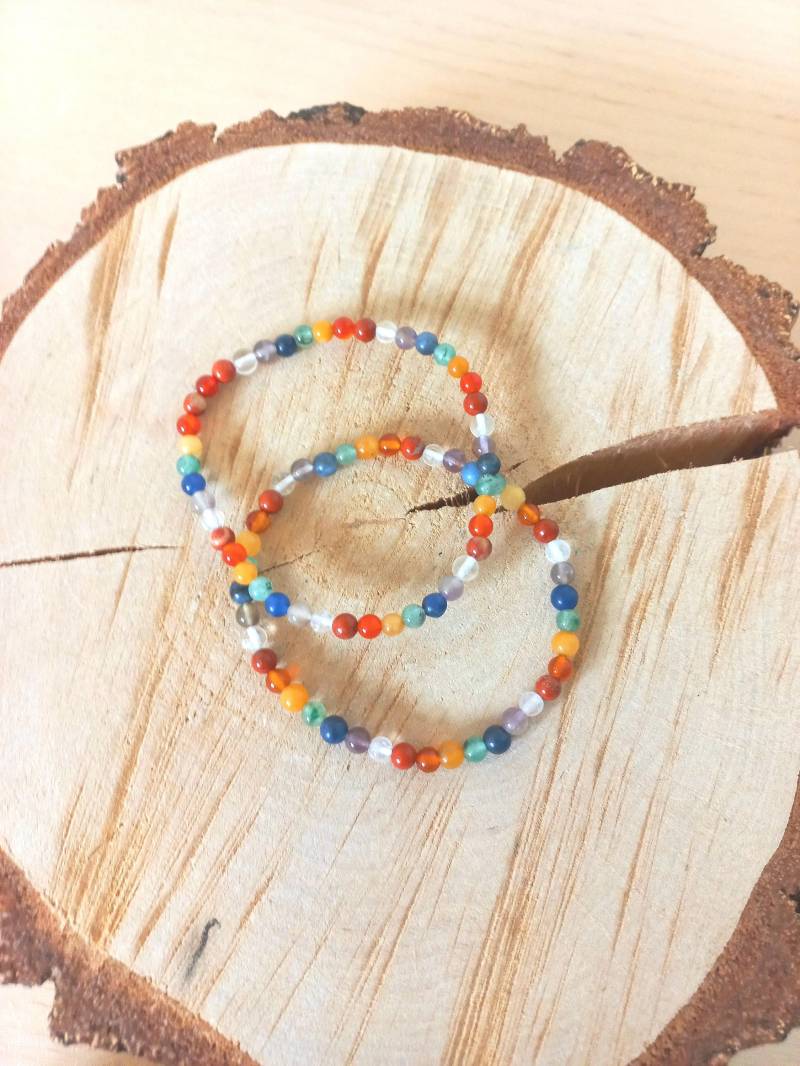 Chakren Kugelarmband 4mm/18 cm, Amethyst, Bergkristall, Sodalith, Aventurin Grün, Gelb, Karneol, Jaspis Rot Chakren Kugelarmband 4mm/18 cm, Amethyst, Bergkristall, Sodalith, Aventurin Grün, Gelb, Karneol, Jaspis Rot von sternenstaubmagie