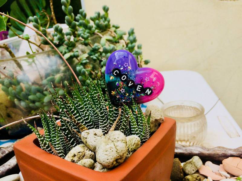 Coven Herz Anstecknadel, Hexen Accessoires Handgemachte Resin Brosche, Pink Lila Stern Gesicht von sternfacesternface