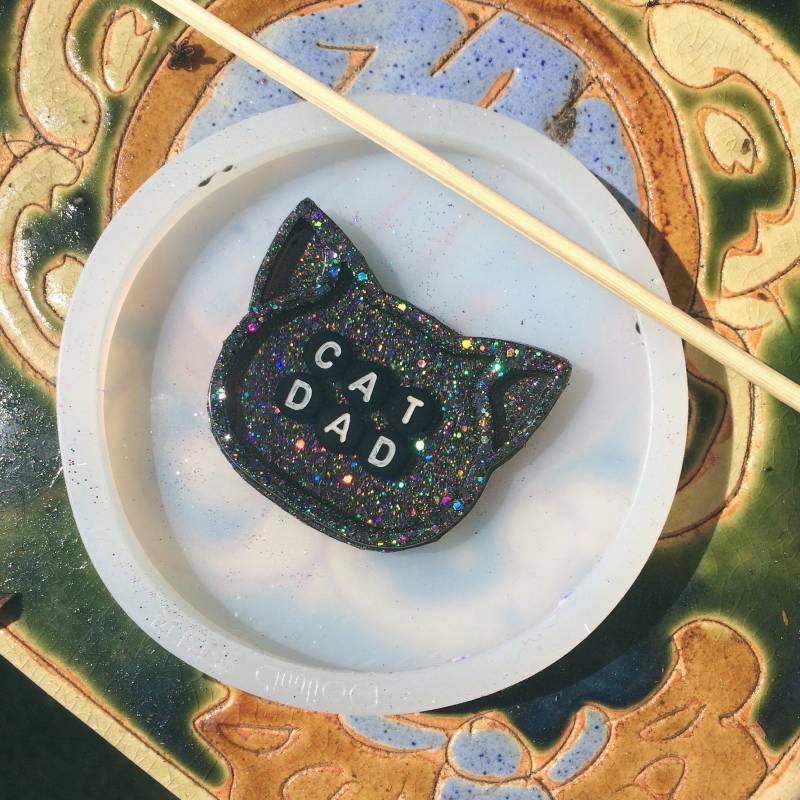 Schwarzer Cat Dad Harz Pin, Handgemachte Katzen Brosche, Stern Gesicht von sternfacesternface