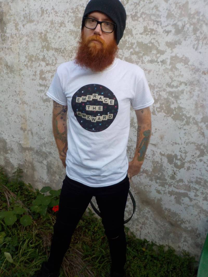 Umarme Das Unbeholfene Weiße T-Shirt, Strenge Gesicht von sternfacesternface