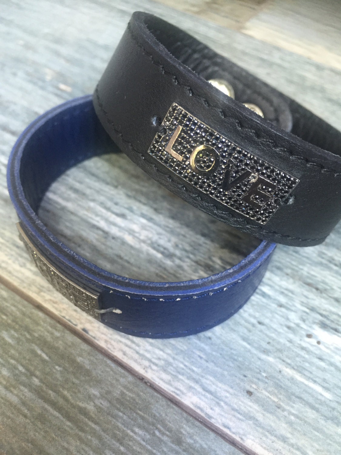 Verkauf Schwarzes Leder Liebe Manschette Mit Sterling Silber Und Schwarzen Spinell Stein von steviebdesigns