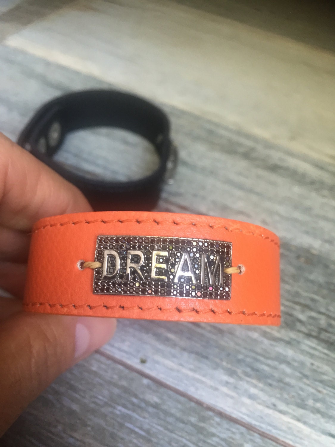 Verkauf Unisex Orange Leder Traum Manschette Mit Sterling Silber & Schwarzer Spinell von steviebdesigns