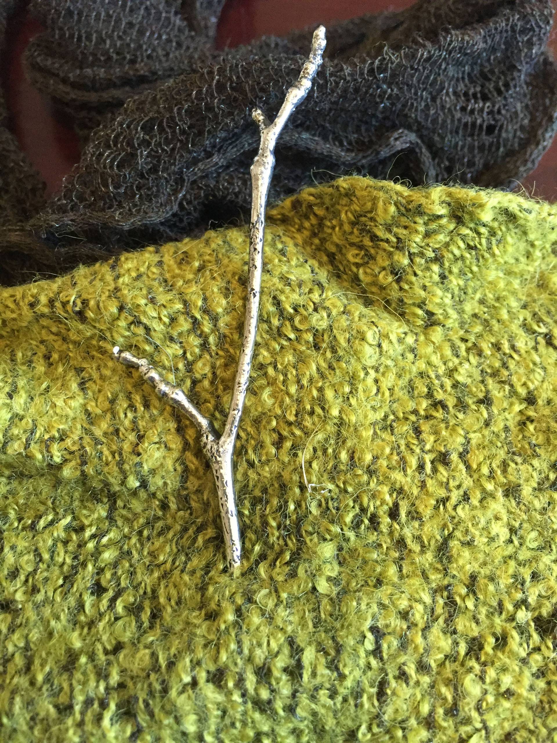Zweig Schalnadel, Weiß Bronze Pullover Verschluss, Jul Designs Handgefertigt Fair Trade Strickwaren, Schmuck, Geschenk Zweig Schalnadel, Weiß Bronze Pullover Verschluss, Jul Designs Handgefertigt Fair Trade Strickwaren, Schmuck, Geschenk von stickchick