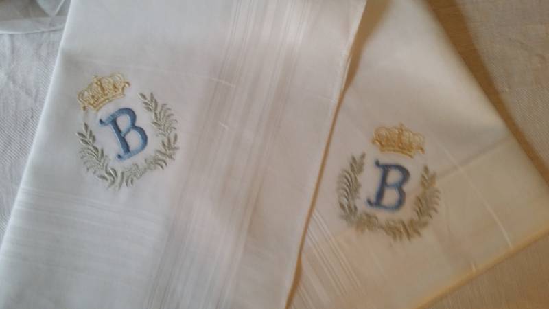 2 X Taschentuch Vintage 43 cm Buchstabe, Krone, Ornament 2 X Taschentuch Vintage 43 cm Buchstabe, Krone, Ornament von stickgud