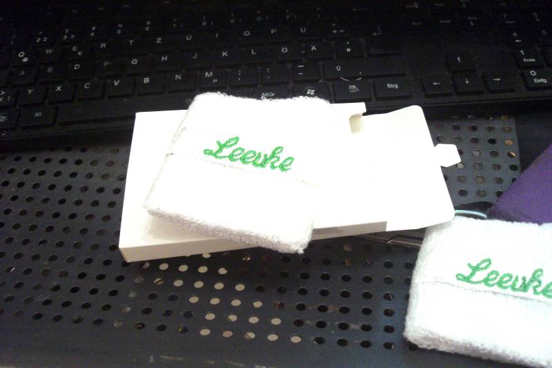 Schweissband Bestickt Mit Zahlen, Buchstabe Oder Mehr Tennisschläger, Name, Datum, Nummer Schweissband Bestickt Mit Zahlen, Buchstabe Oder Mehr Tennisschläger, Name, Datum, Nummer von stickgud