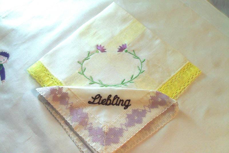 Taschentuch Vintage Ddr Ostalgie Name, Datum, Herzen Gestickt, Muttertag Taschentuch Vintage Ddr Ostalgie Name, Datum, Herzen Gestickt, Muttertag von stickgud